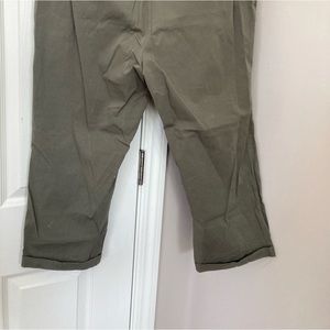 Chico’s Capris.   Olive  Green.  Size 2.5 in Chico’s Sizing.